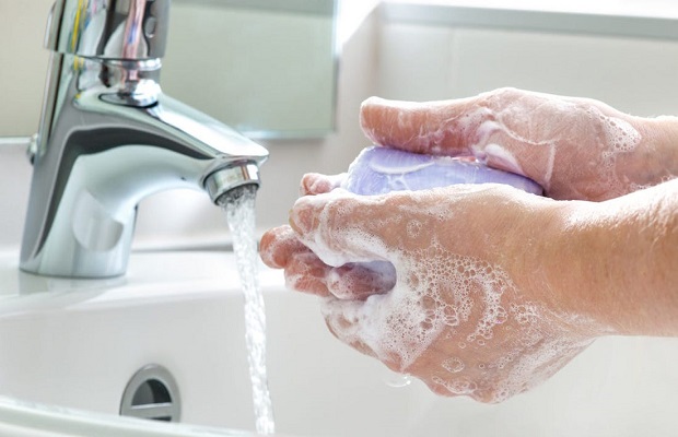 Rửa tay bằng xà phòng hoặc dung dịch sát khuẩn
