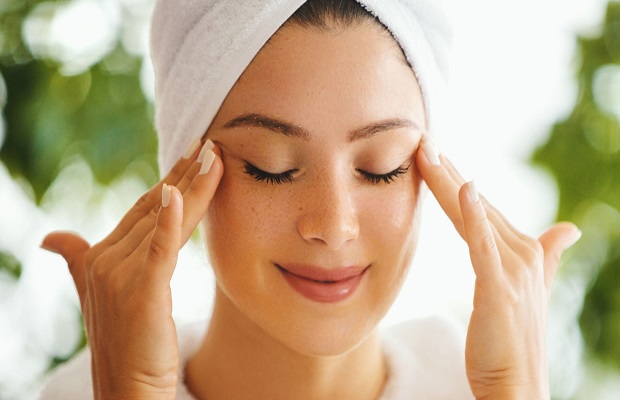 Massage mặt - cần nhẹ nhàng với vùng mắt