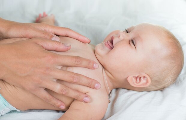 Cách massage cho trẻ sơ sinh - massage giúp cải thiện vấn đề tâm lý của trẻ