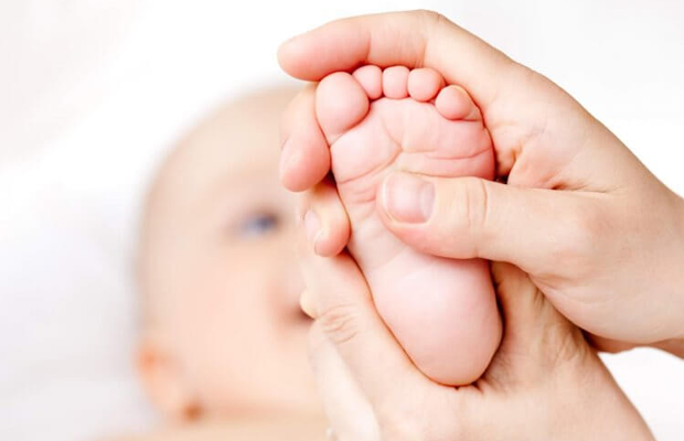 Cách massage cho trẻ sơ sinh - Phần chân của trẻ
