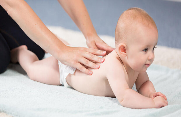 Cách massage cho trẻ sơ sinh - massage giúp trẻ thoải mái