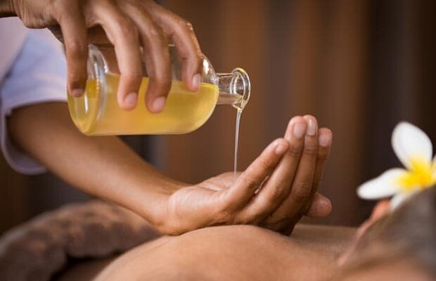 Cách massage cho trẻ sơ sinh - chọn dầu massage