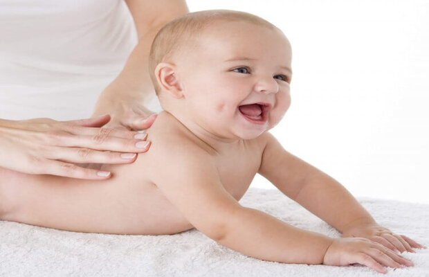 Cách massage cho trẻ sơ sinh - Phần lưng của trẻ