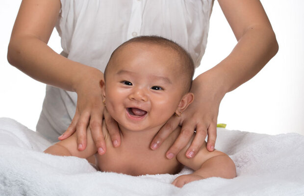 Cách massage cho trẻ sơ sinh - những lợi ích của việc massage cho trẻ