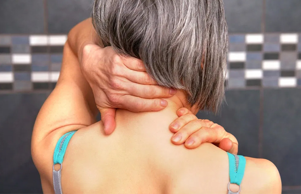 Cách massage toàn thân - tự massage vùng cổ