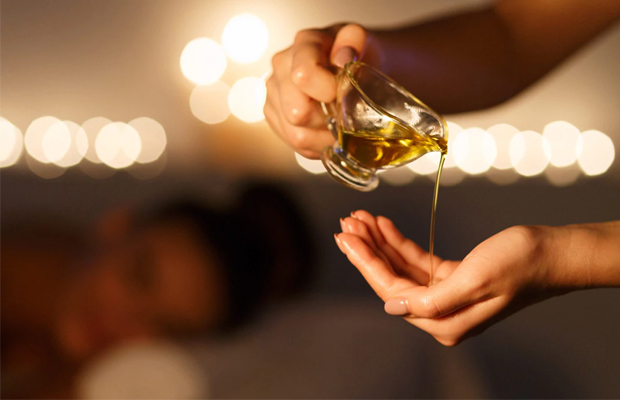 Cách massage toàn thân - sử dụng dầu massage