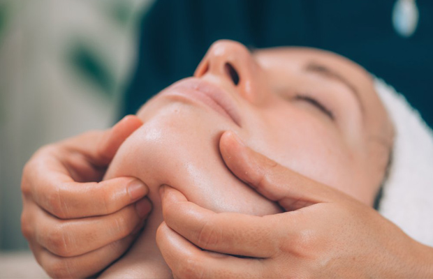 Hướng dẫn massage mặt - massage đường viền hàm