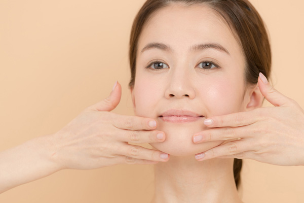 Massage mặt VLine tạo đường nét cho gương mặt 