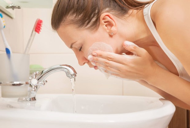 Rửa sặt mặt trước khi bắt đầu massage