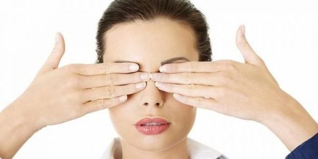 cách massage cho mắt to hơn bằng 4 ngón tay 